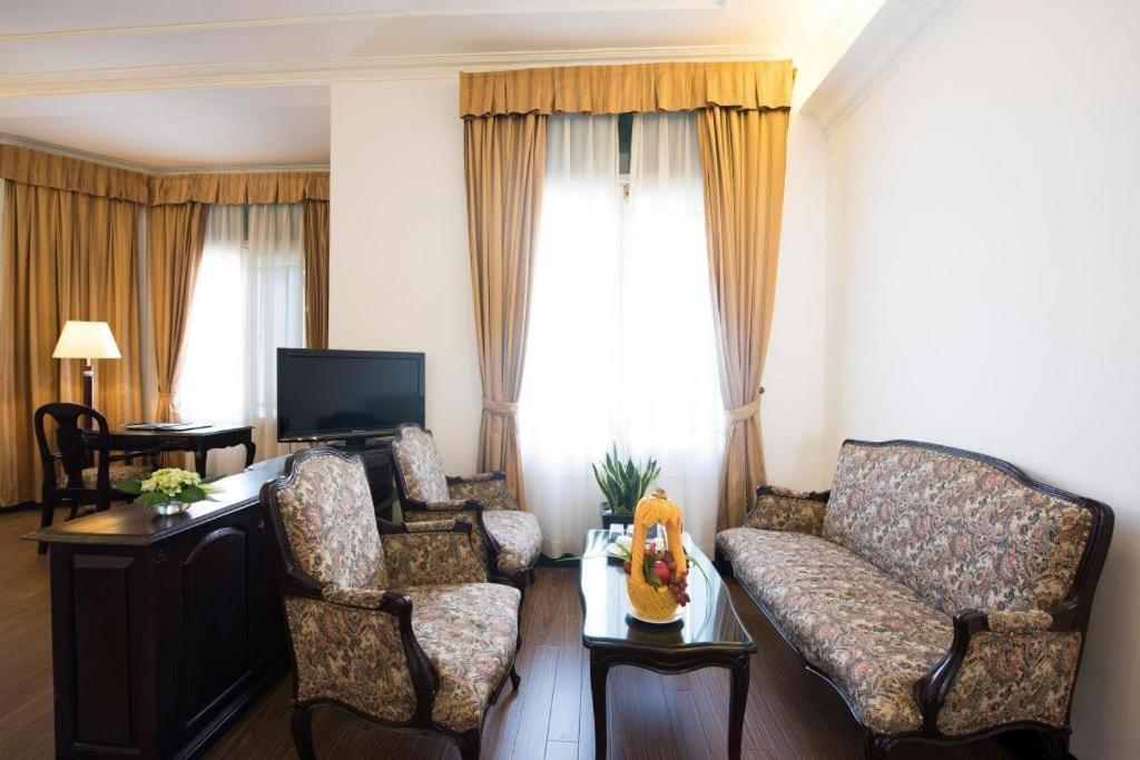 Hoa Binh Hotel Hanoi Esterno foto